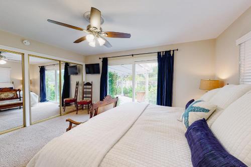 MontecitoEast Valley Manor的一间卧室配有一张床和吊扇