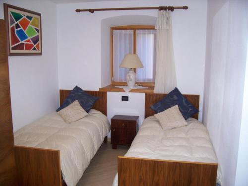 圣博沃卡萨伊莱德度假屋的配有镜子的客房内的两张床