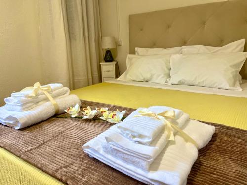 福什科阿新镇CASAS DO CÔA - Casa do Castelo的酒店客房的床铺上备有毛巾