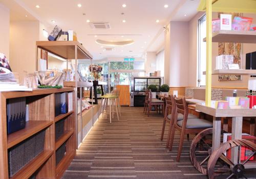 台北灿路都饭店的图书馆设有木制书架和桌椅
