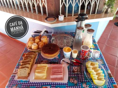 阿尔特杜尚Casa Mineira的一张桌子上面有很多不同类型的食物