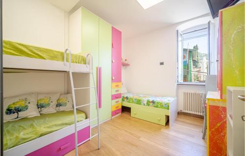 卡莫利2 Bedroom Cozy Home In Camogli的客房设有两张双层床和一扇窗户。