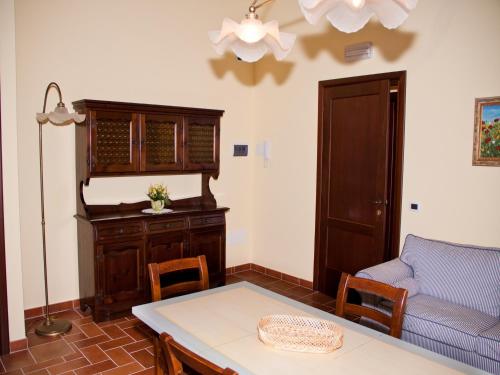 雷卡纳蒂太阳之地农家乐的客厅配有沙发和桌子