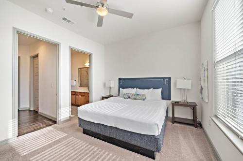 休斯顿RENU at Downtown Houston的白色卧室配有床和吊扇