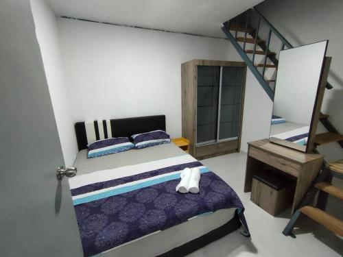 CukaiAlam Perdana @ Kemaman Cukai的一间卧室配有一张床和一个楼梯间