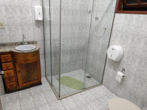 里约达欧特拉斯Praia Virgem Hostel的带淋浴、水槽和卫生间的浴室