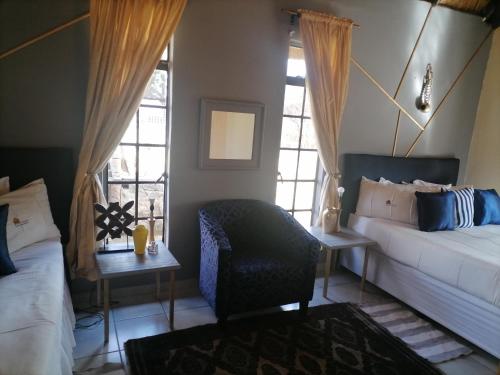 范德拜尔帕克Matlapeng Country Estate的客厅配有床、沙发和窗户