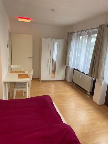 卡尔斯鲁厄Zimmer im Herzen von Durlach的一间卧室配有一张床铺和一张桌子,还有一间用餐室