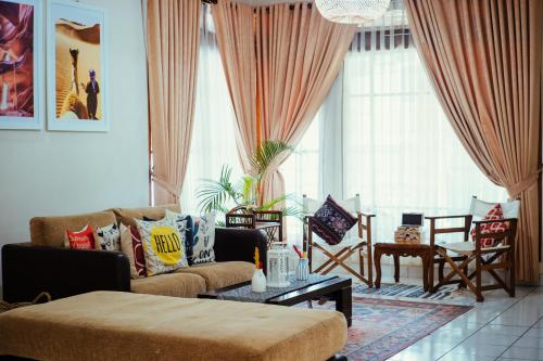 万隆Roemah Renjana Bandung的客厅配有沙发和桌子