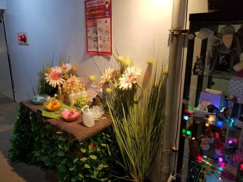 饭能市キャッスル24的一张桌子上放着鲜花和植物