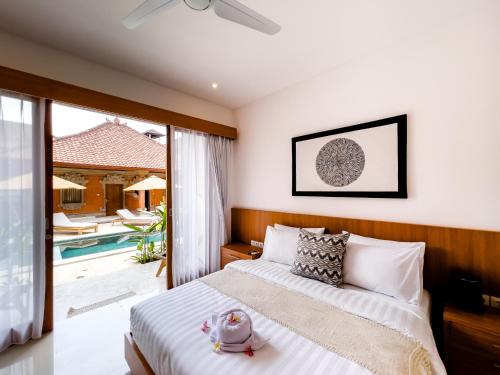 库塔Puspa Ayu Villas & Apartments的一间卧室设有一张床和一个游泳池