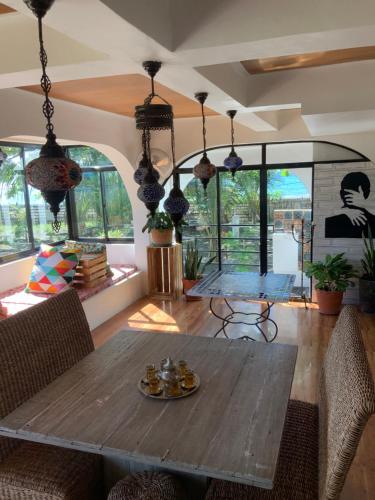 OdiongVistapaloma beach resort的客厅配有木桌和椅子