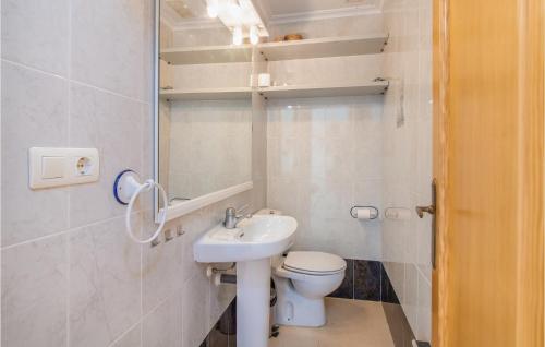 圣波拉2 Bedroom Lovely Home In Santa Pola的白色的浴室设有卫生间和水槽。