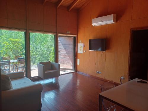 布拉干萨Sobre Aguas Camping的带沙发和电视的客厅