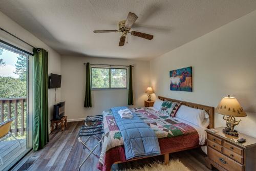 格罗夫兰Pet Friendly Grizzly Blair Lodge Cabin的一间卧室配有一张床和吊扇