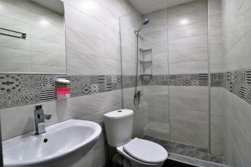 第比利斯Hotel Rose的浴室配有卫生间、盥洗盆和淋浴。