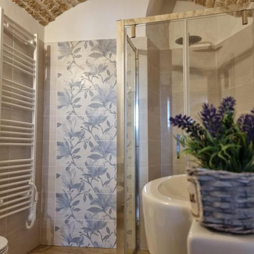 阿尔贝罗贝洛La tana degli Incerti的浴室设有卫生间和植物水槽。