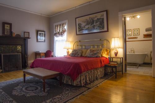 圣路易斯莱曼屋住宿加早餐旅馆的一间卧室配有一张床和一个浴缸