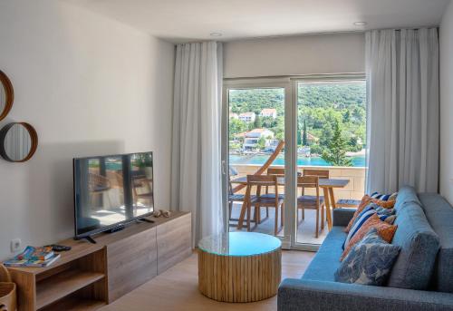 科尔丘拉塔拉旅馆酒店的客厅配有蓝色的沙发和电视