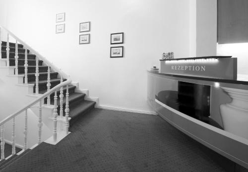 威廉港凯尔酒店的走廊上设有楼梯,上面有升降标志