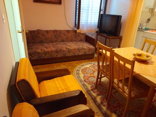 泽莱尼卡Zelenica Apartment的客厅配有沙发和桌子