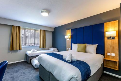 沃里克戴斯沃里克北界M40酒店的一间设有大床和窗户的酒店客房