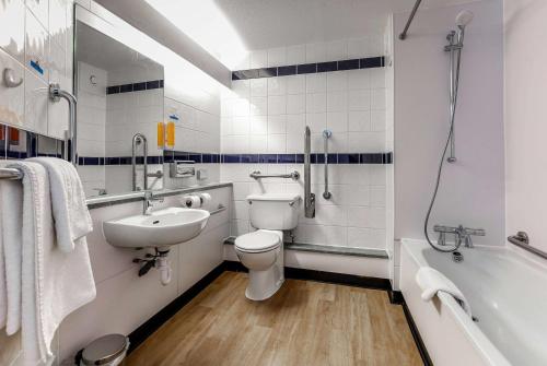 沃里克戴斯沃里克北界M40酒店的浴室配有卫生间、盥洗盆和浴缸。
