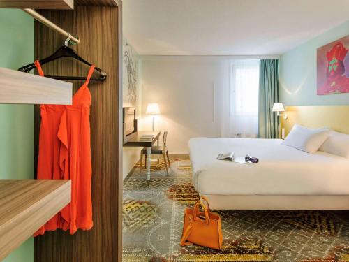 施派尔施派尔宜必思尚品酒店的一间酒店客房,配有一张白色的床和一张书桌