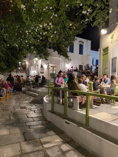 帕诺尔莫斯Amedi Villas Tinos的一群人坐在户外餐厅