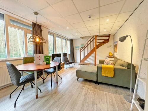 登霍伦Appartementen Bos en Duin Texel的客厅配有桌子和沙发