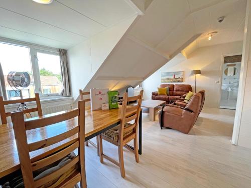 登霍伦Appartementen Bos en Duin Texel的客厅配有餐桌和沙发