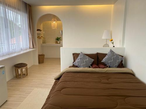 格兰岛Winnerview II - Mountain的一间卧室配有一张大床和枕头