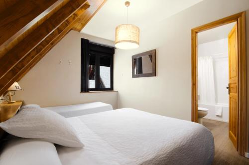 萨拉尔杜德特派斯酒店的卧室配有白色的床和窗户。