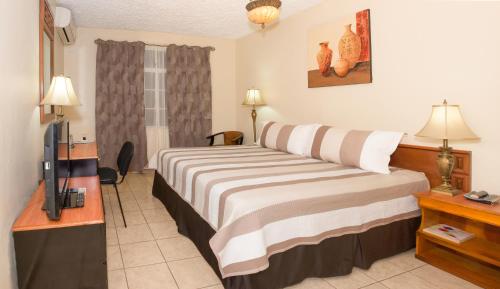 Hotel Tropico Inn客房内的一张或多张床位