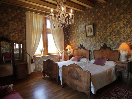 利梅伊维特拉酒店的一间卧室配有两张床和吊灯。