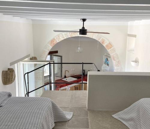 基莫洛斯岛Fournos的一间卧室配有一张床和吊扇
