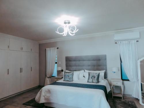 波特里弗Arcangeli Wines的卧室配有白色的床和白色天花板