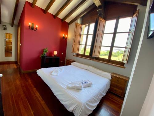 AbanillasLa Posada de Abanillas的卧室配有白色的床和2条毛巾