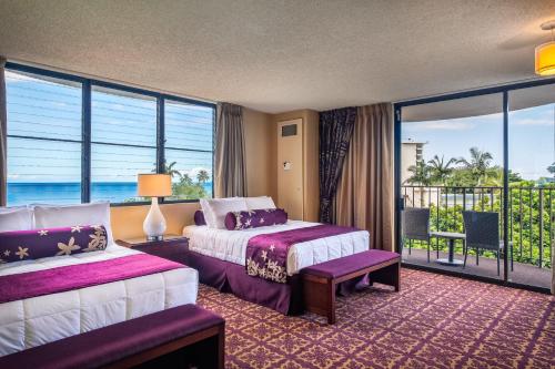 Castle Hilo Hawaiian Hotel客房内的一张或多张床位