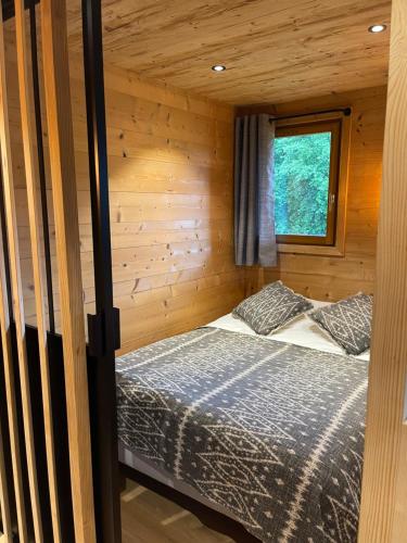 代米考迪亚Marmotte du Jaillet Cosy and charmant appartement的小木屋内一间卧室,配有一张床