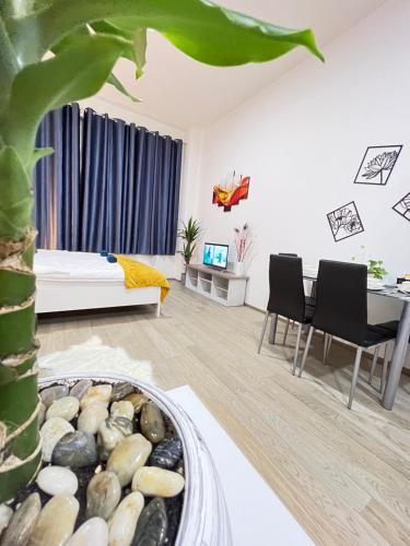 布拉格VIT Apartment - Free Parking - O2 Arena的客厅配有床和桌子