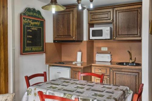San Marsial Benasque Apartamentos y Hotel的厨房或小厨房