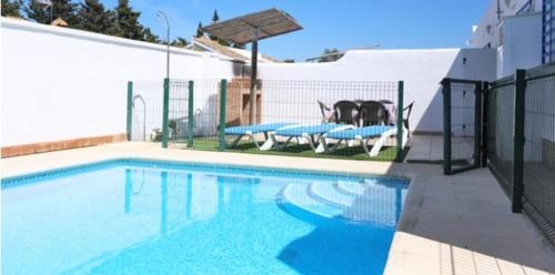 加的斯Casa Enrique的游泳池设有两张野餐桌和一只狗