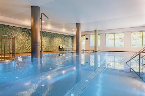 德科赫果岭大酒店的游泳池,位于带游泳池的建筑内