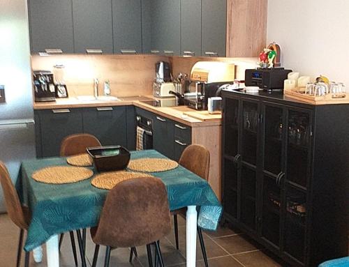 巴约讷PATIO ARENA F2的厨房配有桌子、椅子和柜台