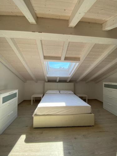 里诺迪莱吉诺Around Lago Maggiore apartments的一间大卧室,配有一张床和一个天窗