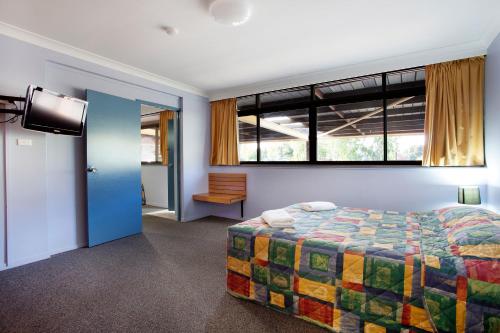 汤斯维尔溪谷酒店的一间卧室设有一张床和一个窗口