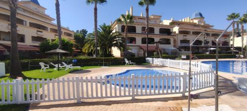 科斯塔巴伦娜Costa Ballena!!! House on Mediterranean Coast with pool and golf!!! Dúplex!!!的一座带游泳池的建筑前的白色围栏