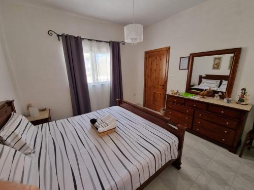 il-BaħrijaMamina's House的一间卧室配有一张带镜子和梳妆台的床
