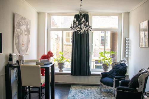 兹沃勒B&B in de Steenstraat的客厅配有桌子和窗户